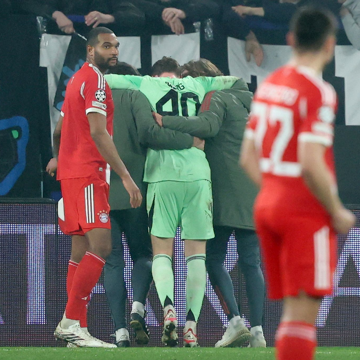 Bayern-Torwart Urbig (M) musste nach dem Spiel zur Untersuchung ins Krankenhaus. - Foto: Jan Woitas/dpa