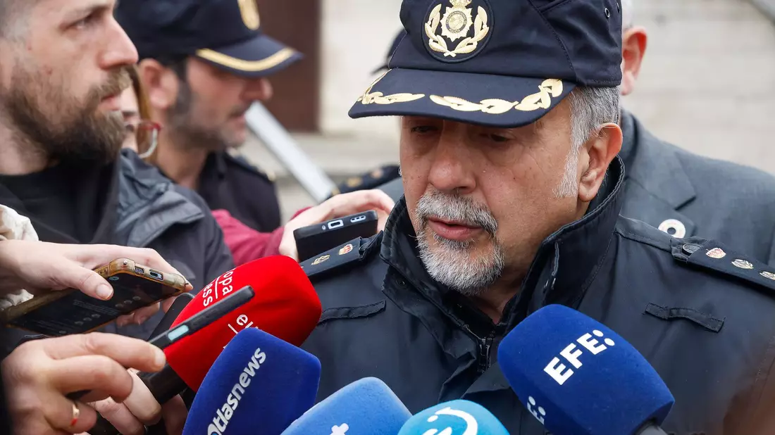 Der spanische Polizist José Carlos Donoso bestätigt, dass der tödliche Brand vorsätzlich gelegt wurde. - Bild: Tomás Alonso/EUROPA PRESS/dpa