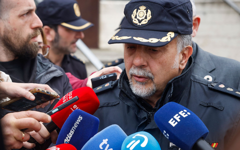 Der spanische Polizist José Carlos Donoso bestätigt, dass der tödliche Brand vorsätzlich gelegt wurde. - Foto: Tomás Alonso/EUROPA PRESS/dpa