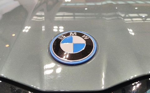BMW-Logo am neuen BMW i5 - Foto: via dts Nachrichtenagentur