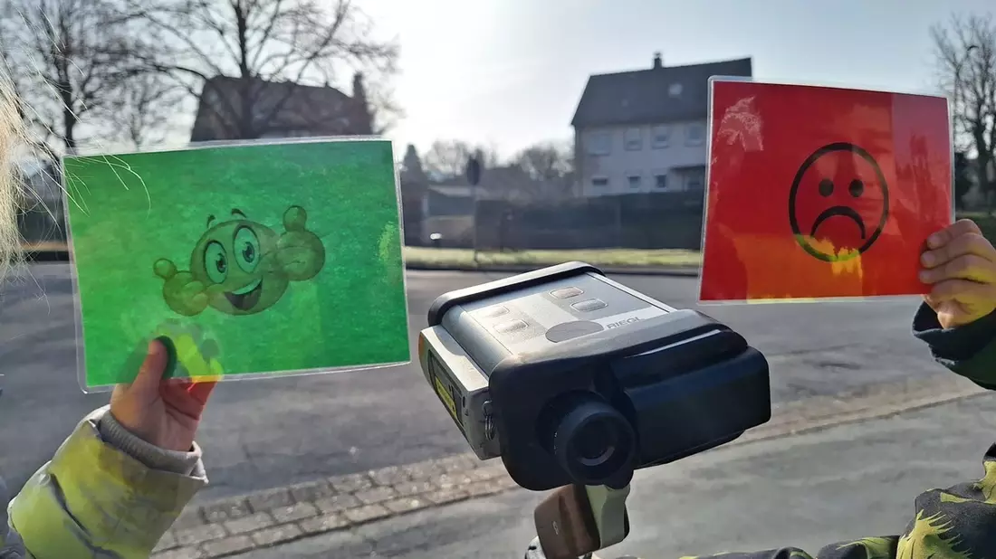 POL-HOL: Geschwindigkeitskontrolle in Boffzen - Kinder unterstützen Polizei - Bild: presseportal.de
