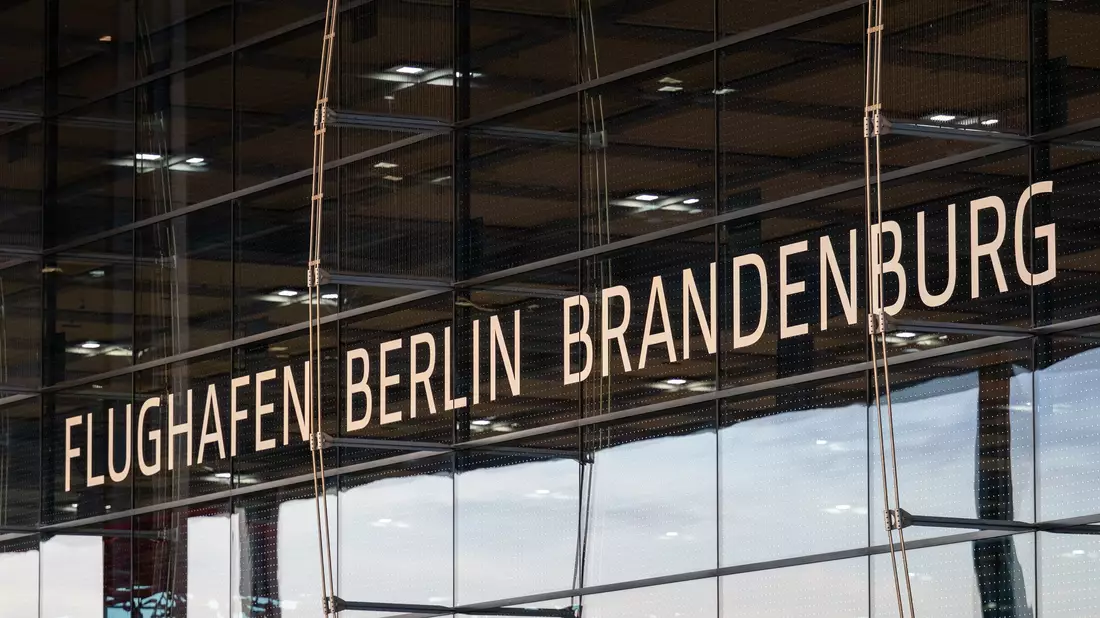 Am Flughafen BER starteten und landeten eine halbe Stunde lang keine Maschinen. (Archivbild) - Bild: Soeren Stache/dpa