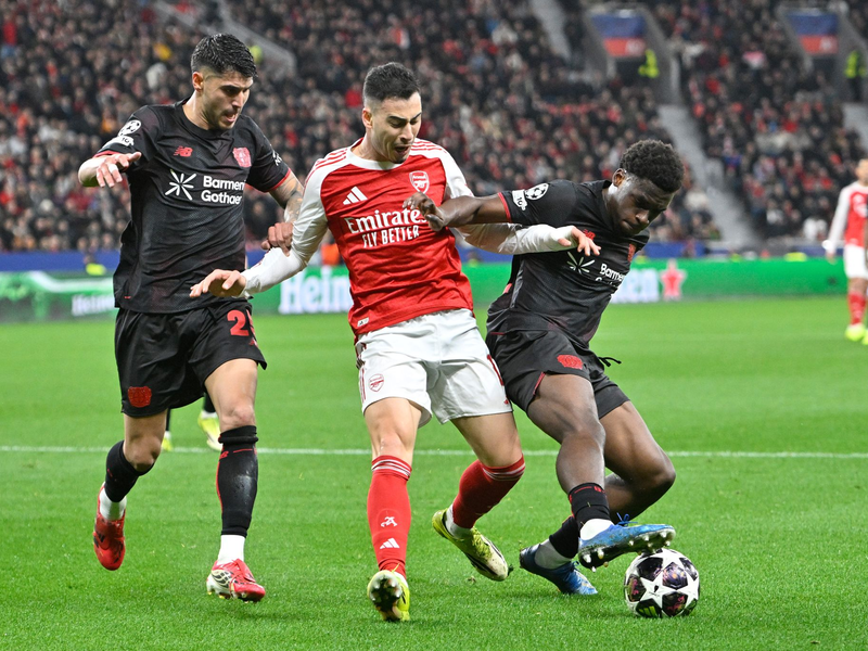 Leverkusener und Londoner lieferten sich viele enge Duelle. - Foto: Anke Waelischmiller/dpa