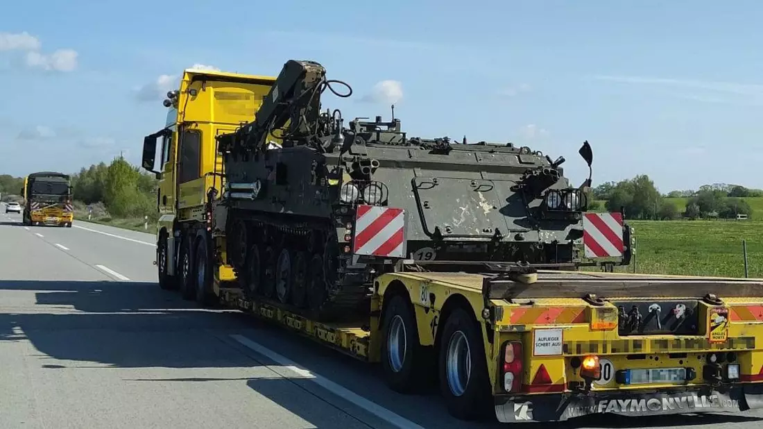 Panzer-Transport auf der Autobahn (Archiv) - Bild: via dts Nachrichtenagentur