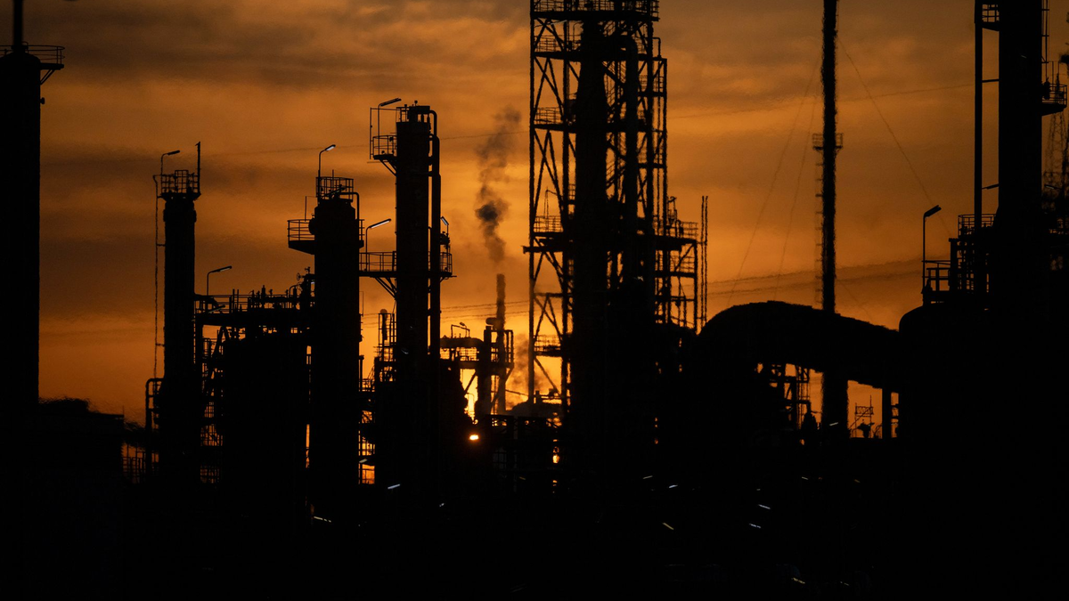 Ölpreise bleiben trotz freigegebener Reserven hoch (Archivbild). - Foto: Marijan Murat/dpa