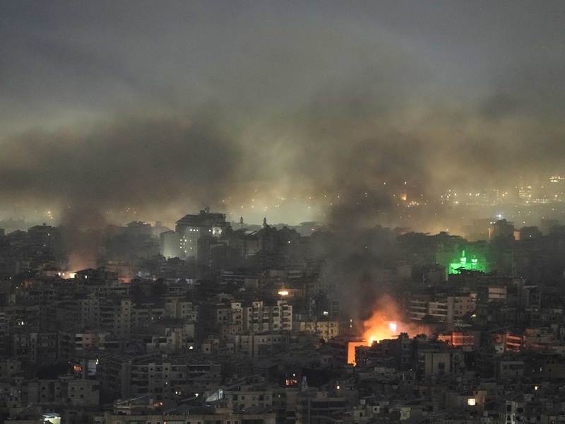 Die israelische Luftwaffe hat nach eigenen Angaben Kommando-Zentralen der Hisbollah im Süden Beiruts angegriffen. - Foto: Bilal Hussein/AP/dpa