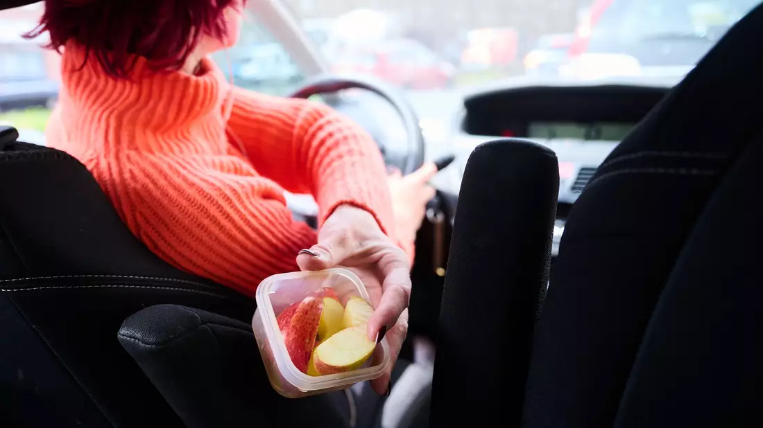 Selbst mit Training kann das Gehirn Forschern zufolge zwei Aufgaben nicht wirklich gleichzeitig erledigen (Symbolbild)  - Bild: Annette Riedl/dpa