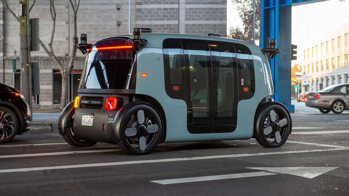 Die Wagen von Zoox haben weder Lenkrand, noch Pedale. - Foto: Andrej Sokolow/dpa