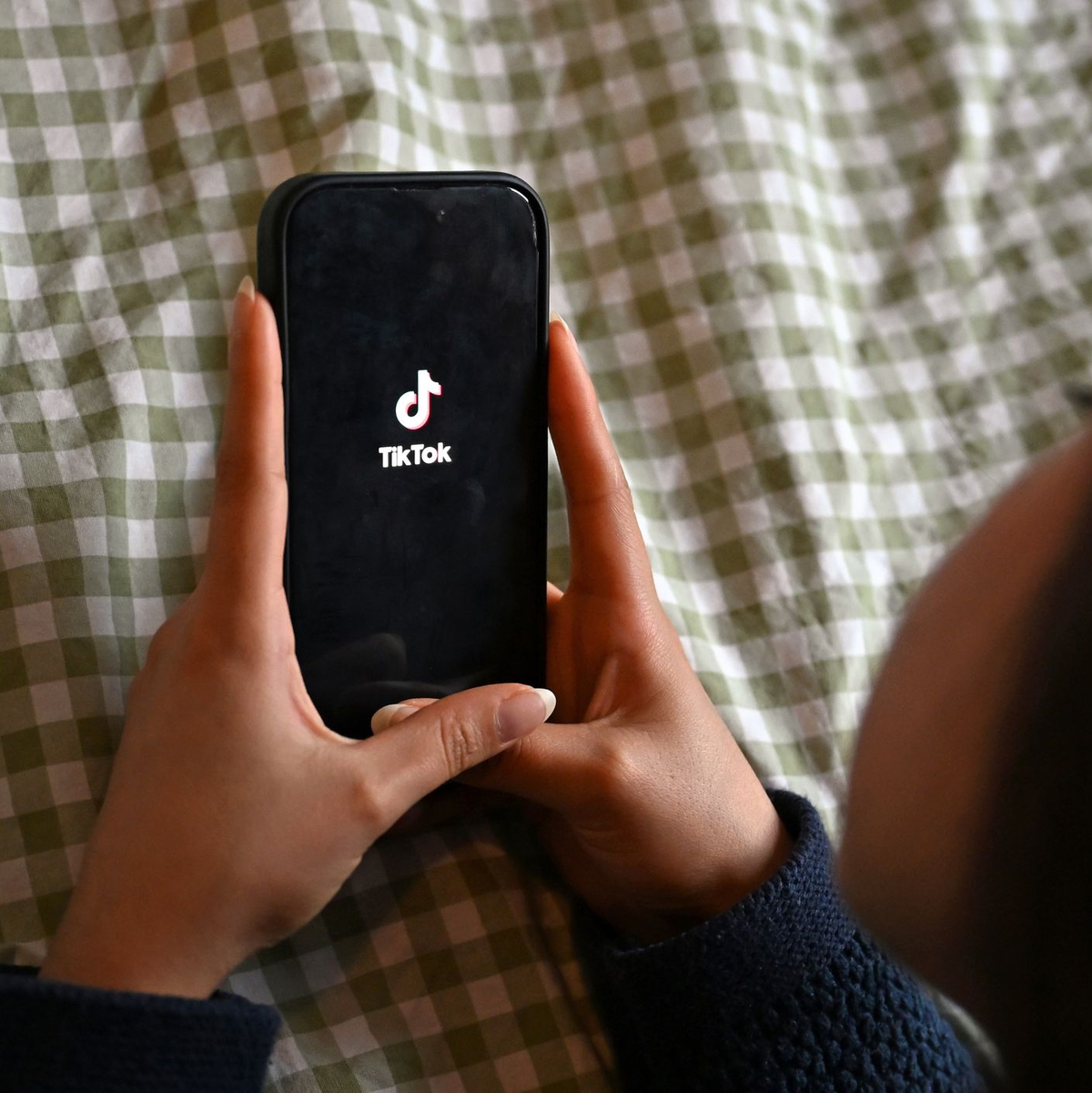 Eine von der Bundesregierung eingesetzte Kommission mit Fachleuten soll bis zum Sommer Empfehlungen für besseren Kinder- und Jugendschutz im Netz vorlegen. (Symbolbild) - Foto: Elisa Schu/dpa