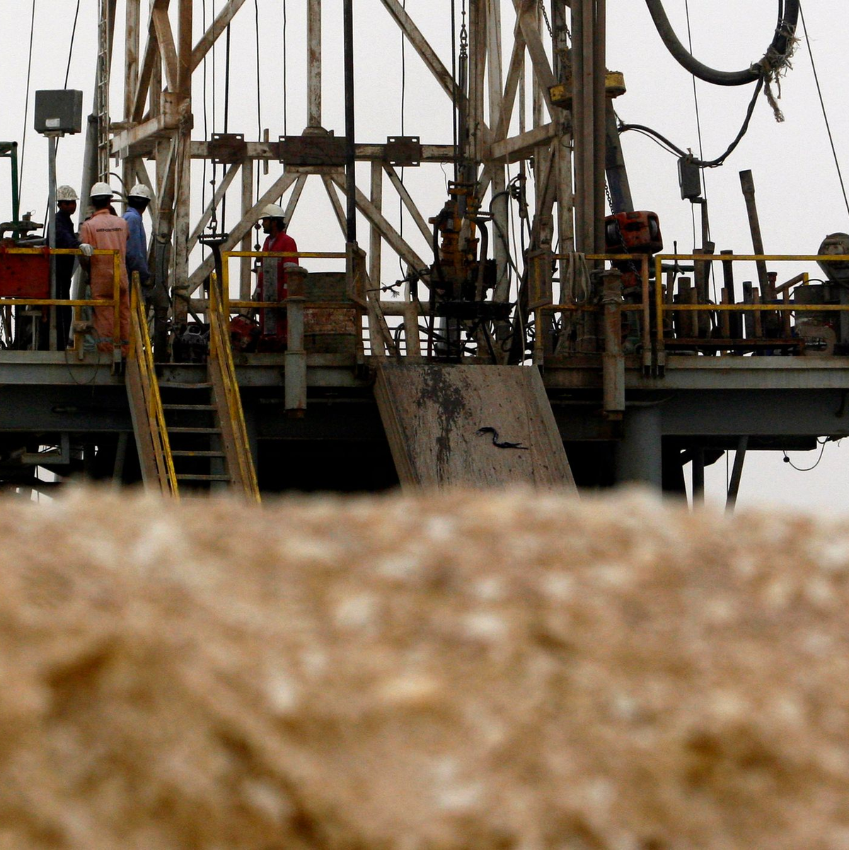 Die Ölproduktion ist für viele Staaten in der Golfregion überlebenswichtig. (Archivbild) - Foto: Hasan Jamali/AP/dpa