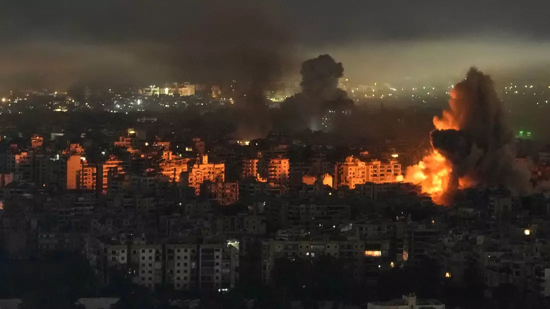 Die israelische Luftwaffe hat Hisbollah-Stellungen im Libanon angegriffen.  - Bild: Bilal Hussein/AP/dpa