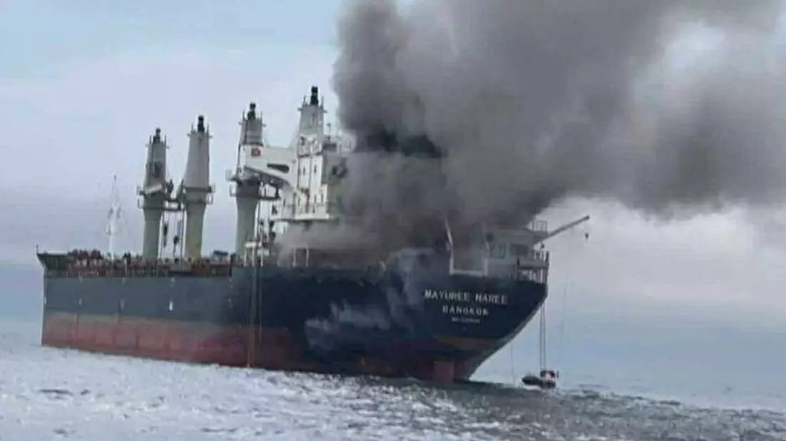 Auf einem thailändischen Schiff ist nach Beschuss ein Feuer ausgebrochen.  - Bild: Uncredited/Royal Thai Navy via AP/dpa