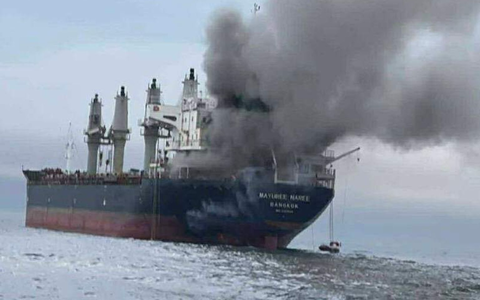 Auf einem thailändischen Schiff ist nach Beschuss ein Feuer ausgebrochen.  - Foto: Uncredited/Royal Thai Navy via AP/dpa