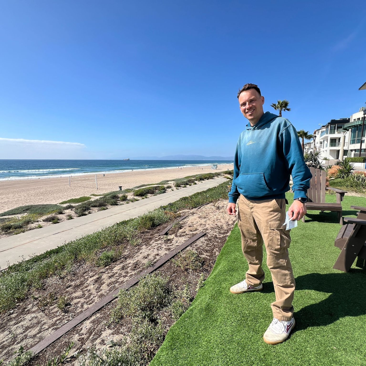 Michael Ralla ist ein begeisterter Surfer.  - Foto: Barbara Munker/dpa