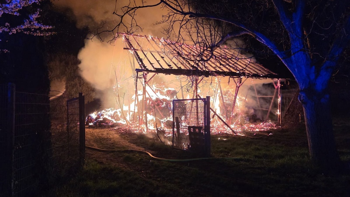 FW Speyer: Brand einer freistehenden Scheune - Foto: presseportal.de