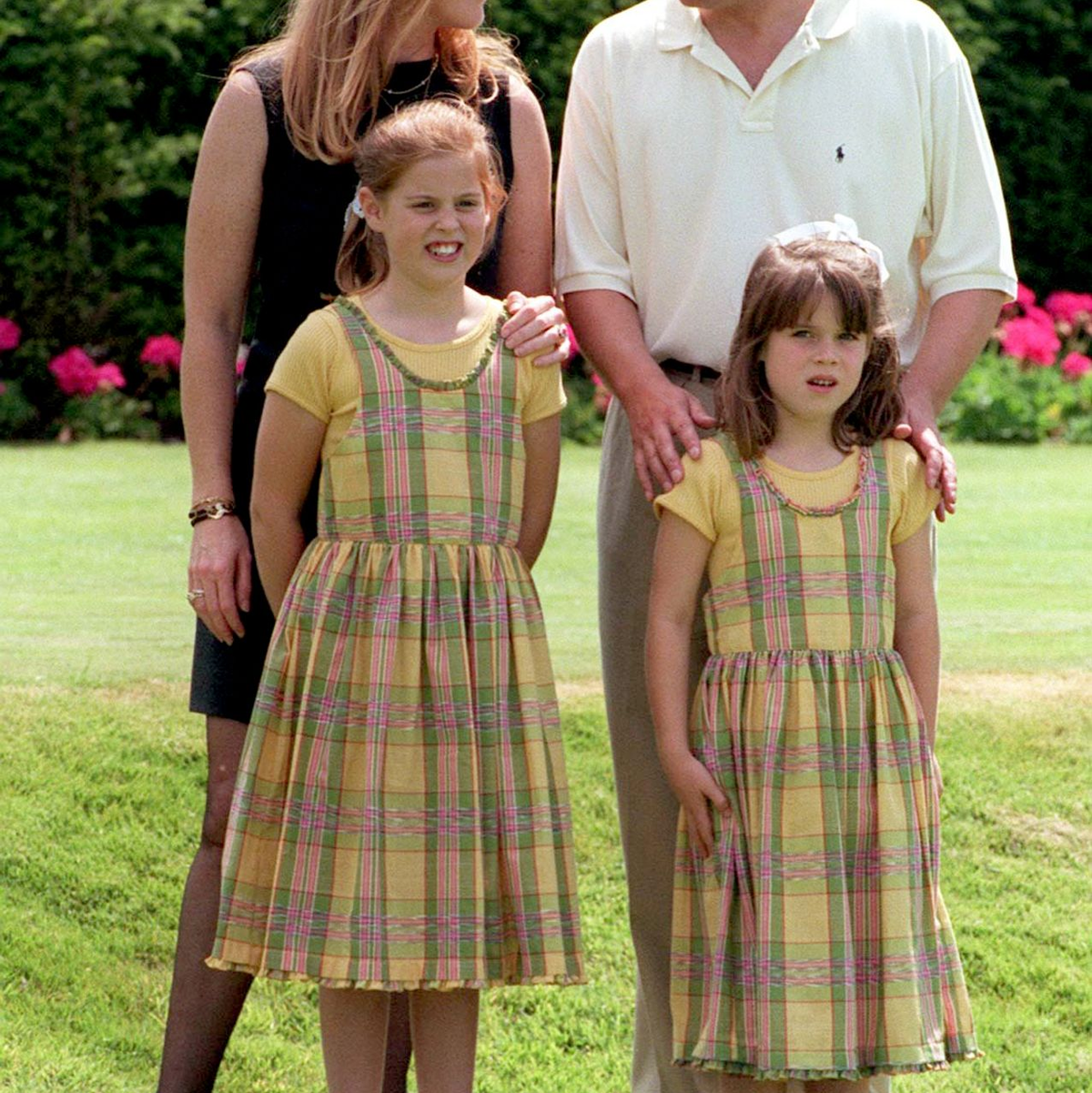 Damals noch eine glückliche Familie: Ex-Prinz Andrew mit seiner Ex-Frau Sarah Ferguson und den beiden Töchtern Beatrice und Eugenie. (Archivbild) - Foto: Andrew Stuart/PA Wire/dpa