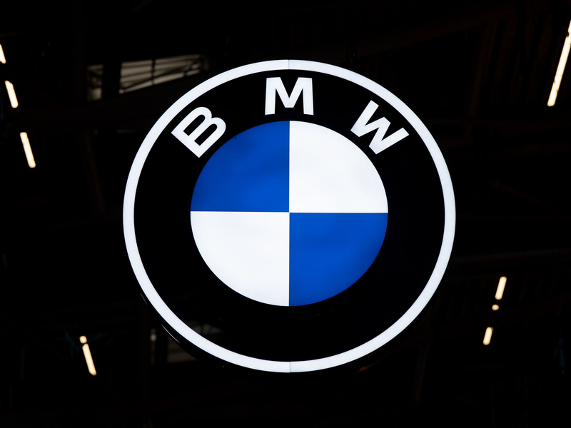 BMW bekommt die aktuelle Krise der Autoindustrie zwar zu spüren, stemmt sich aber bisher vergleichsweise erfolgreich gegen den Abwärtsstrudel. (Archivbild) - Foto: Sven Hoppe/dpa