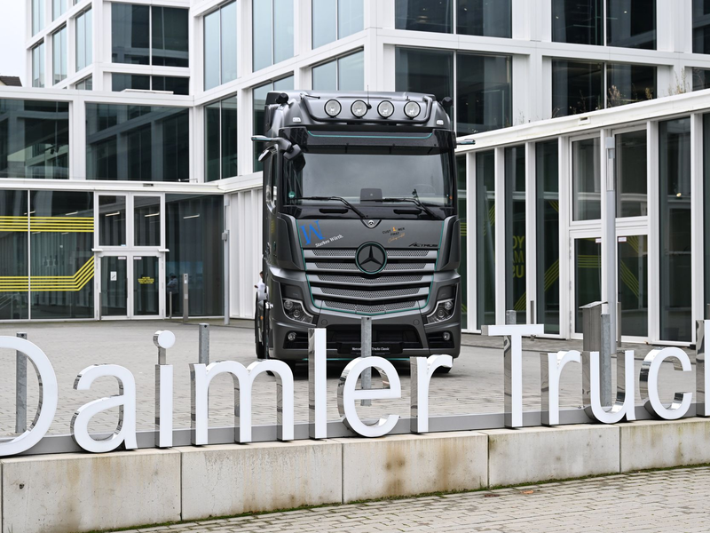 Gewinneinbruch bei Daimler Truck. (Archivbild) - Foto: Bernd Weißbrod/dpa