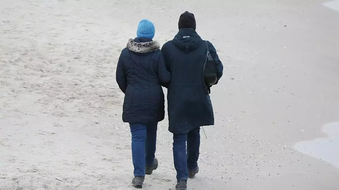 Paar geht am Strand spazieren - Bild: via dts Nachrichtenagentur