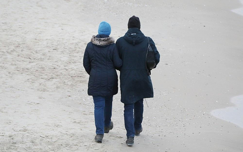 Paar geht am Strand spazieren - Foto: via dts Nachrichtenagentur