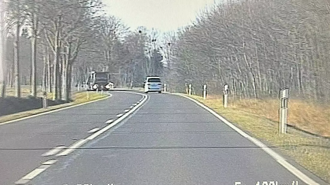 POL-NB: Kleinbusfahrer rast mit fast 200 km/h über die B105 - Bild: presseportal.de
