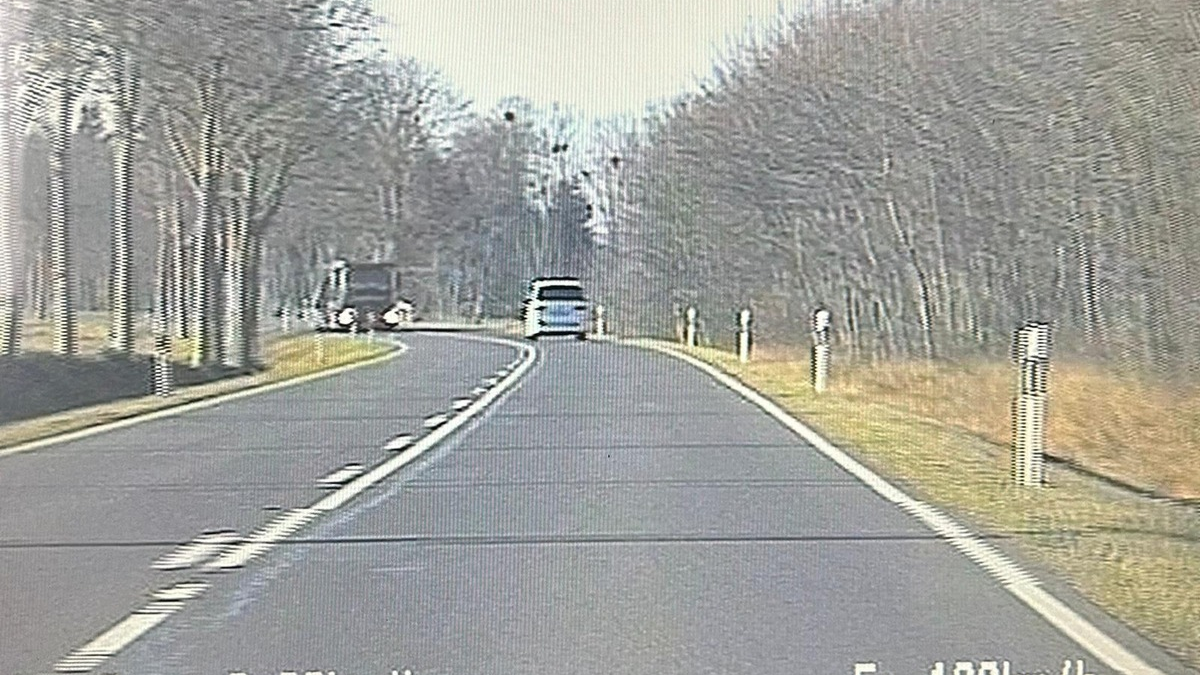 POL-NB: Kleinbusfahrer rast mit fast 200 km/h über die B105 - Foto: presseportal.de