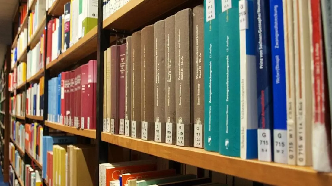Bücher in einer Bibliothek (Archiv) - Bild: via dts Nachrichtenagentur
