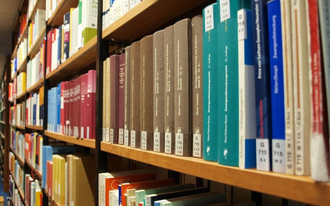 Bücher in einer Bibliothek (Archiv) - Foto: via dts Nachrichtenagentur