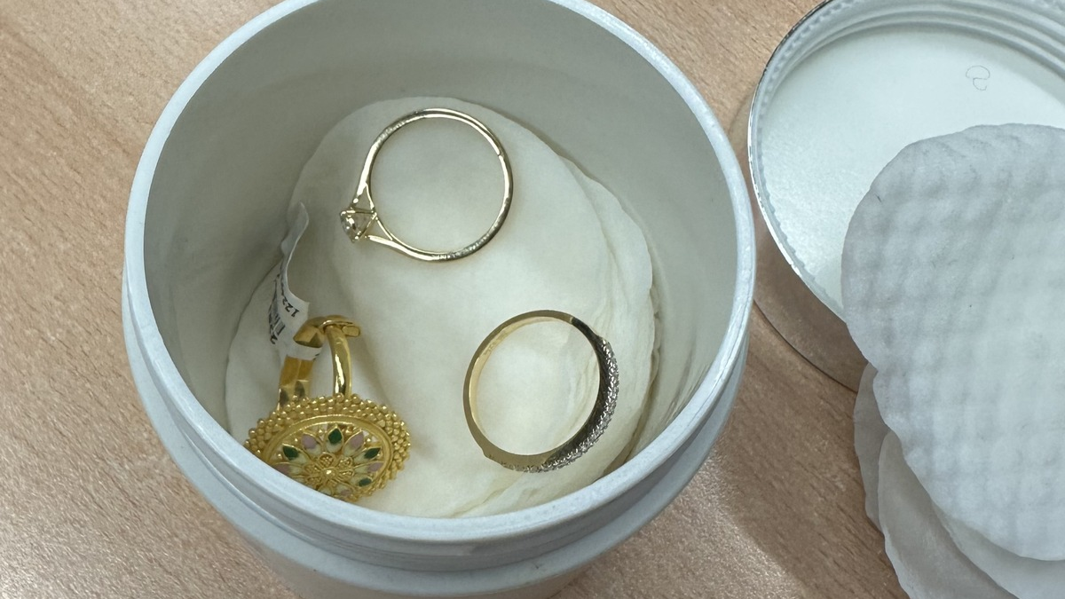 HZA-D: Goldschmuggel in Cremedose/Zoll am Düsseldorfer Flughafen findet Goldringe bei Reisendem - Foto: presseportal.de