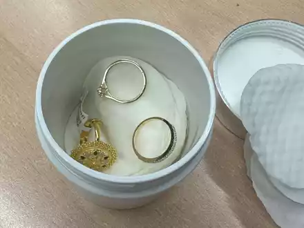 HZA-D: Goldschmuggel in Cremedose/Zoll am Düsseldorfer Flughafen findet Goldringe bei Reisendem - Foto: presseportal.de