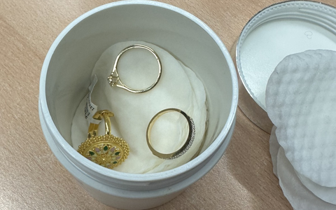 HZA-D: Goldschmuggel in Cremedose/Zoll am Düsseldorfer Flughafen findet Goldringe bei Reisendem - Foto: presseportal.de HZA-D: Goldschmuggel in Cremedose/Zoll am Düsseldorfer Flughafen findet Goldringe bei Reisendem - Foto: presseportal.de