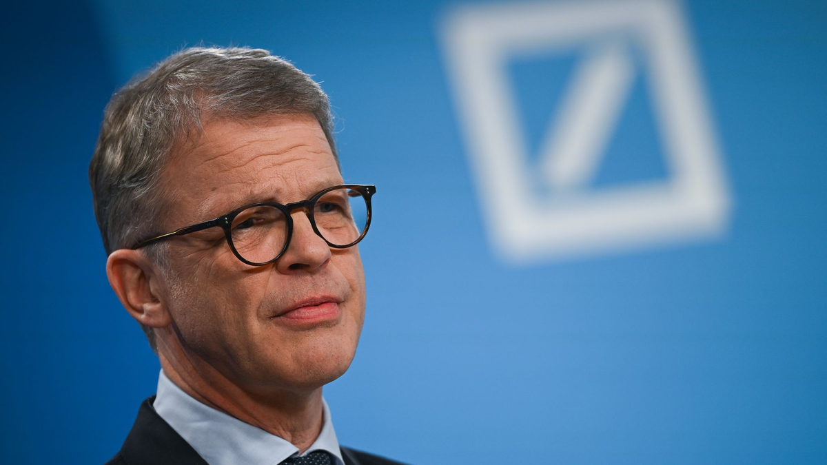 Deutsche-Bank-Chef Sewing kann mit einer Gesamtvergütung von knapp 10,5 Millionen Euro rechnen. (Archivbild) - Foto: Florian Wiegand/dpa