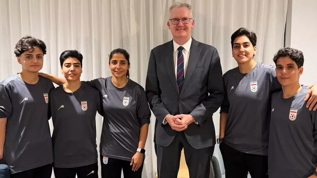 Australiens Innenminister Tony Burke (M) mit Spielerinnen des Irans. - Bild: -/Australia Ministry of Home Affairs via AP/dpa
