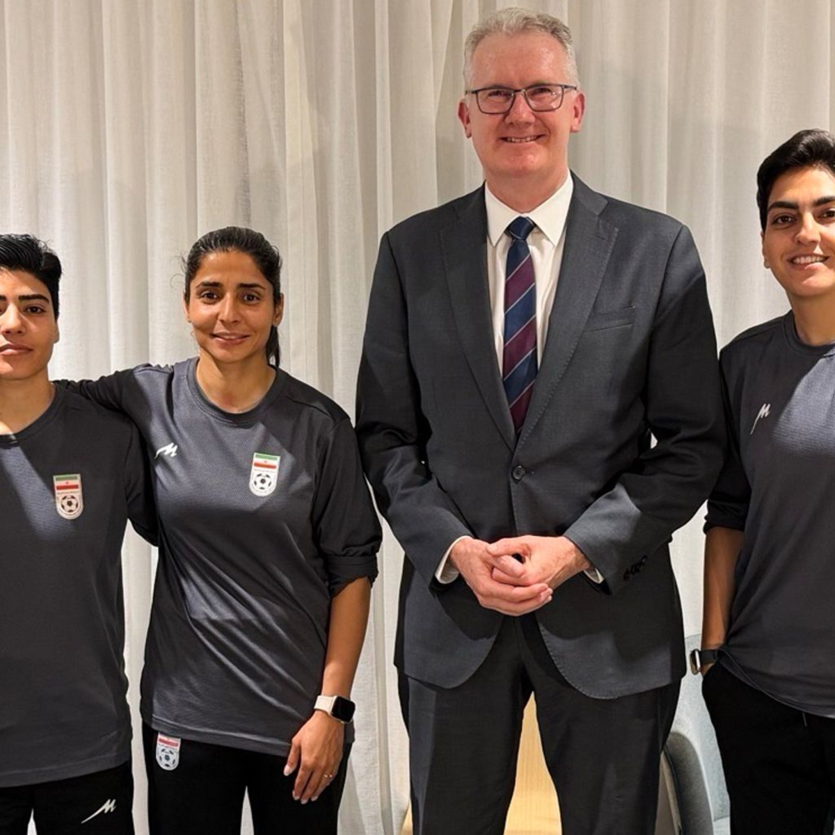 Australiens Innenminister Tony Burke (M) mit Spielerinnen des Irans. - Foto: -/Australia Ministry of Home Affairs via AP/dpa