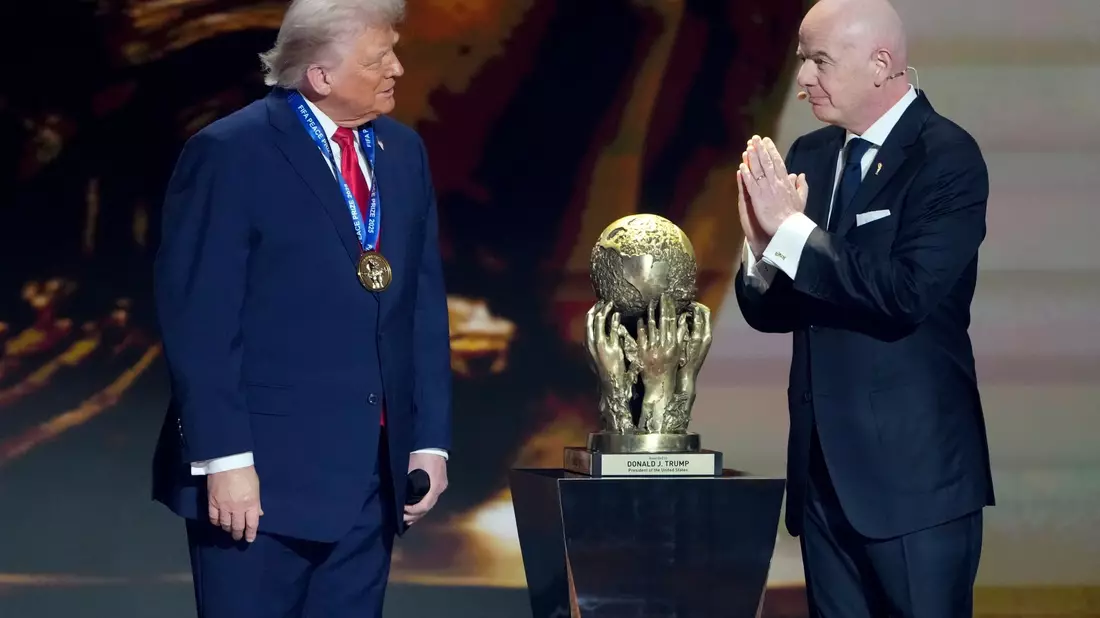 US-Präsident Donald Trump (l) und FIFA-Chef Gianni Infantino verstehen sich gut. (Archivbild) - Bild: Chris Carlson/AP/dpa