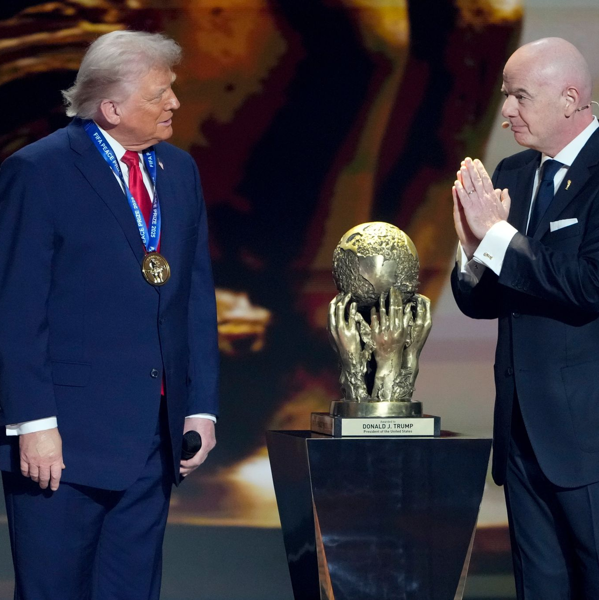 US-Präsident Donald Trump (l) und FIFA-Chef Gianni Infantino verstehen sich gut. (Archivbild) - Foto: Chris Carlson/AP/dpa