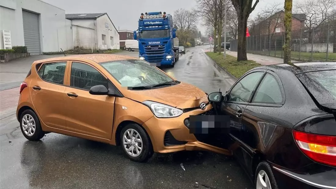 POL-COE: Coesfeld, Am Wasserturm/ Autos zusammengestoßen - Bild: presseportal.de