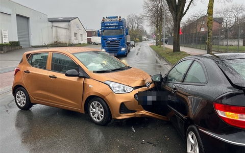 POL-COE: Coesfeld, Am Wasserturm/ Autos zusammengestoßen - Foto: presseportal.de