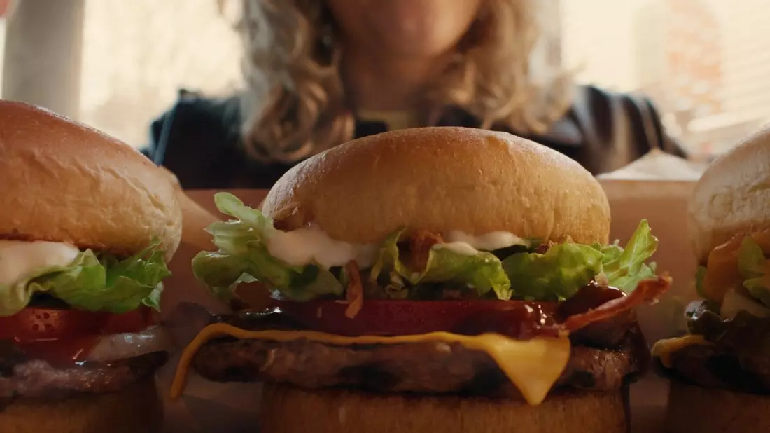 FOOD-FOMO: Jede*r Zweite kann sich nicht entscheiden / Burger King® Deutschland ermöglicht mit neuem Burger Format Freude am Probieren, ohne sich festlegen zu müssen - Bild: presseportal.de