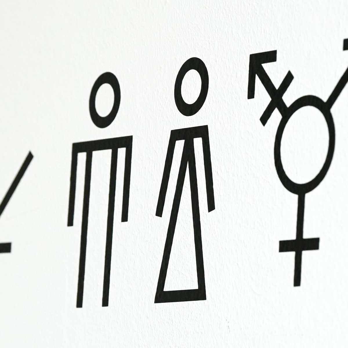 Transmenschen sind Personen, die sich dem Geschlecht, das ihnen bei Geburt zugeschrieben wurde, nicht zugehörig fühlen. (Archivbild) - Foto: Jens Kalaene/dpa