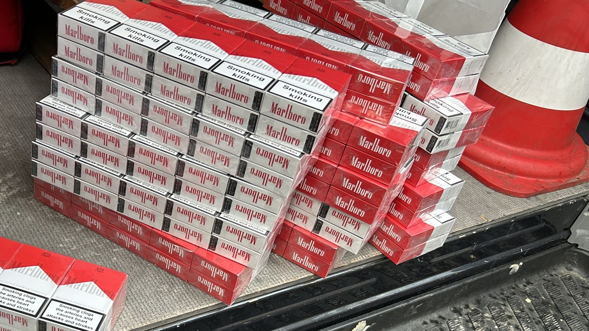 ZOLL-H: ZOLL deckt organisierten Zigarettenschmuggel in Ostwestfalen-Lippe auf / Festnahmen und Durchsuchungen, umfangreiche Sicherstellungen, mutmaßlicher Steuerschaden: mehr als 7 Millionen Euro - Foto: presseportal.de