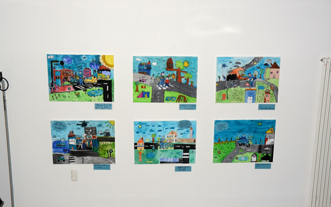 POL-NI: Kinder verschönern Eingangsbereich des Polizeikommissariats Stadthagen - Foto: presseportal.de