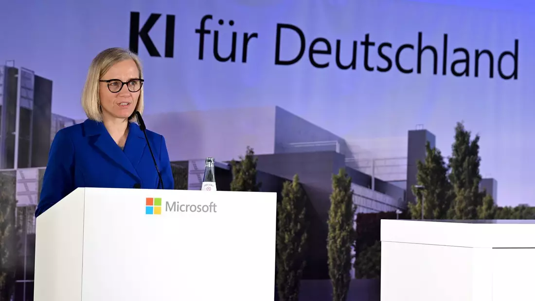 Microsoft-Deutschlandchefin Agnes Heftberger bei der Spatenstich-Feier. - Bild: Wolf von Dewitz/dpa