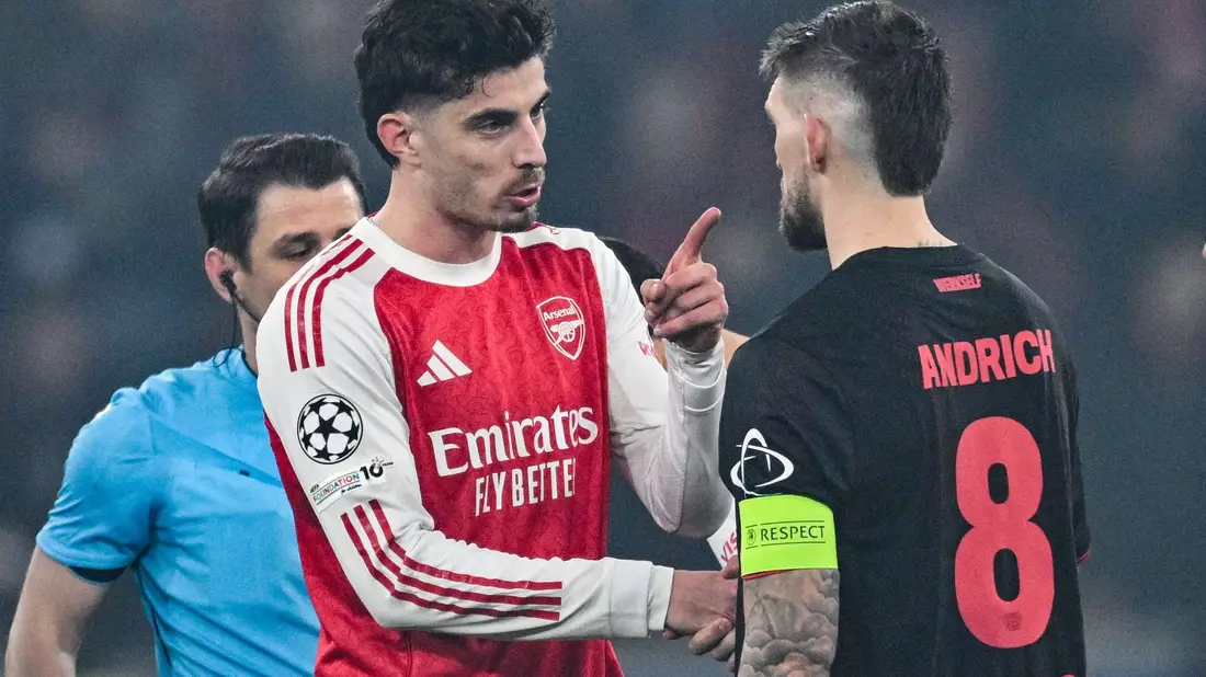 Nach dem Spiel gab es für Havertz (l) und Andrich Redebedarf. - Bild: Anke Waelischmiller/dpa