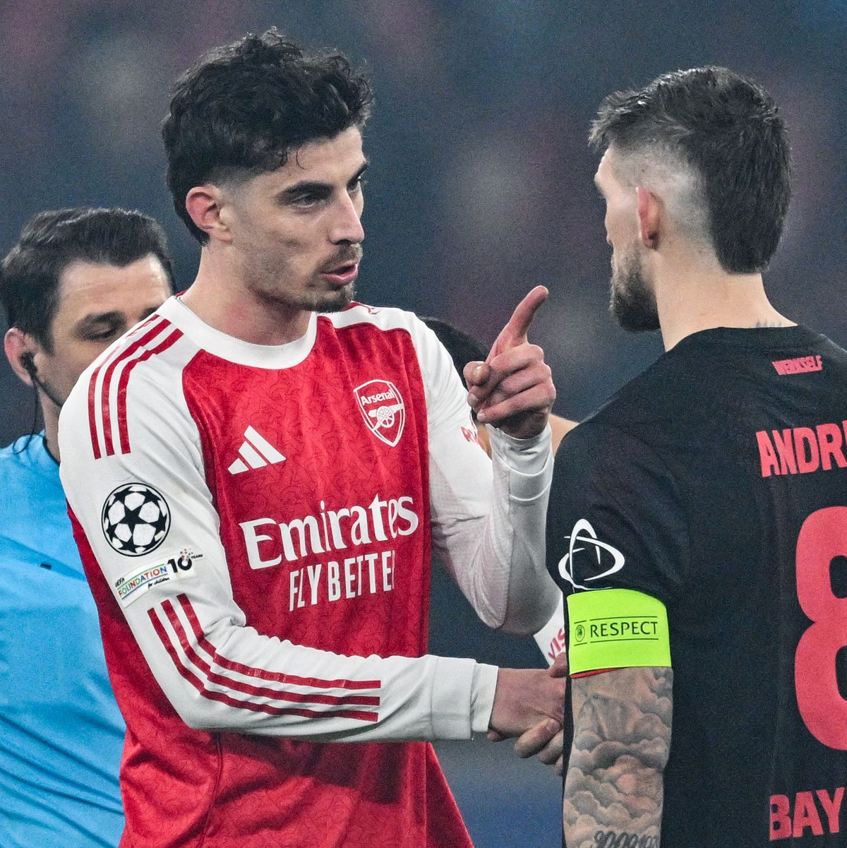 Nach dem Spiel gab es für Havertz (l) und Andrich Redebedarf. - Foto: Anke Waelischmiller/dpa