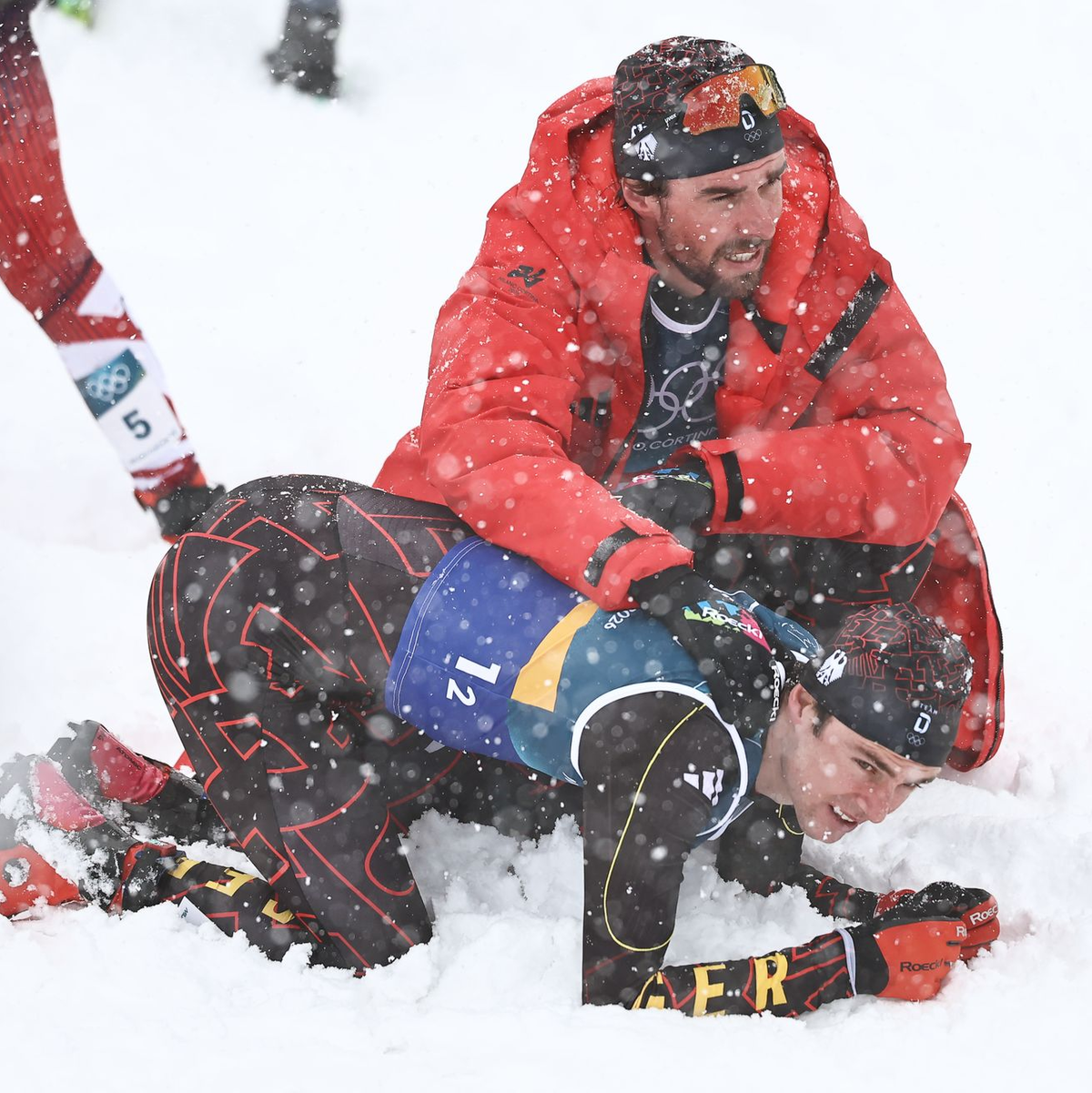 Nach dem Olympia-Teamsprint 2026 war Johannes Rydzek als Tröster gefragt. (Archivbild) - Foto: Daniel Karmann/dpa