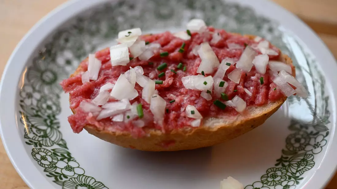 In einer Probe einer bei Penny vertriebenen Wurst wurden Salmonellen gefunden. (Symbolbild) - Bild: Roberto Pfeil/dpa