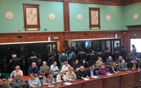 Die angeklagten Terroristen saßen während des Prozesses schwer bewacht in Glaskäfigen.  - Foto: Pavel Bednyakov/AP/dpa