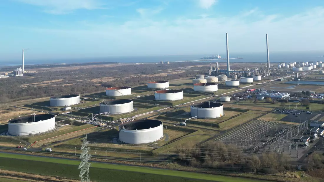 Ein Öl-Tanklager in Wilhelmshaven. Ifo-Präsident Fuest rät zu vorsichtigem Umgang mit Reserven. (Symbolbild) - Bild: Lars Penning/dpa
