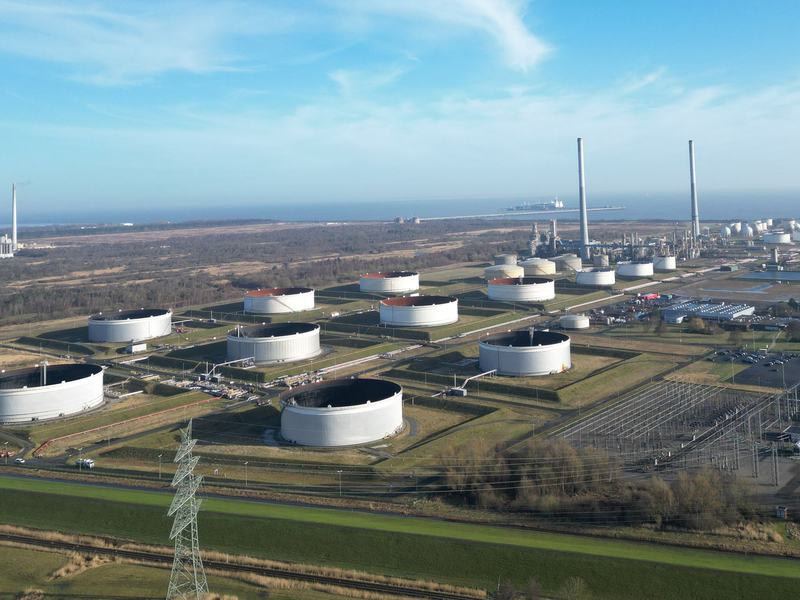 Ein Öl-Tanklager in Wilhelmshaven. Ifo-Präsident Fuest rät zu vorsichtigem Umgang mit Reserven. (Symbolbild) - Foto: Lars Penning/dpa